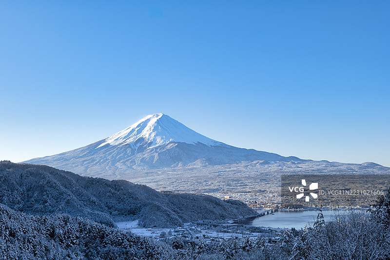冬晨的雪镇与富士山图片素材