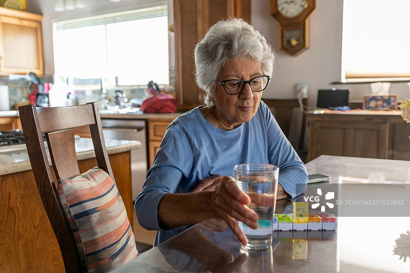 老年女性在喝水图片素材