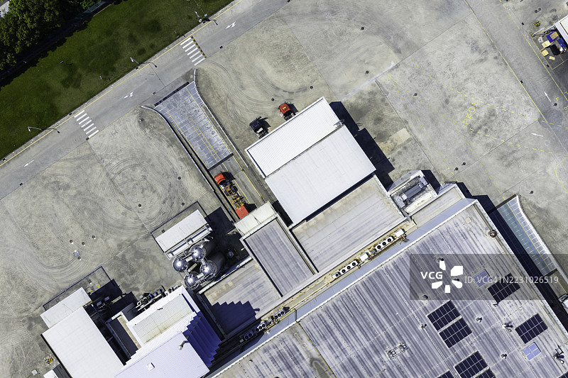 卡车正在工厂装货图片素材