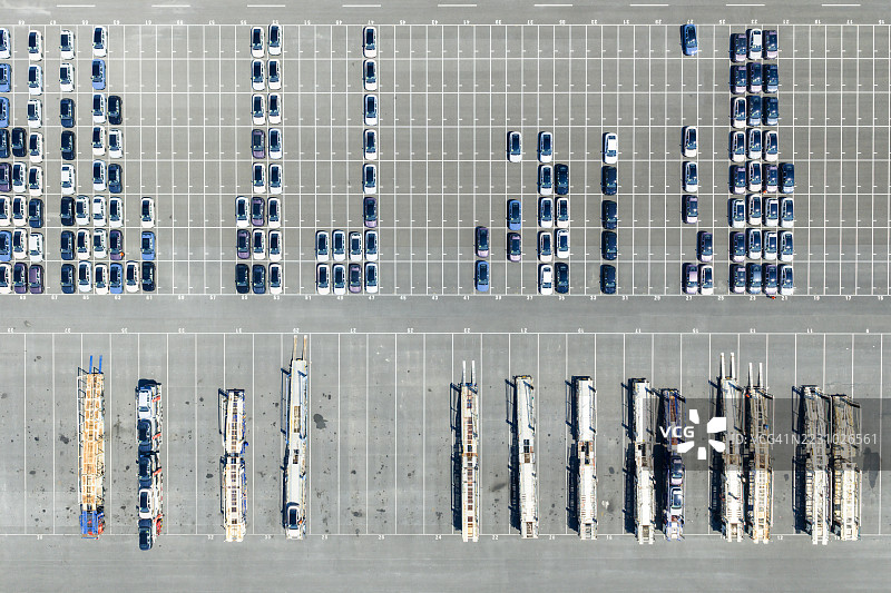 汽车工厂的汽车正在装载和运输中图片素材