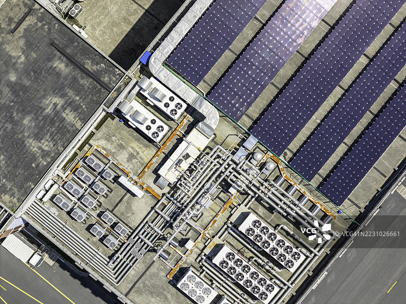 工厂屋顶上的太阳能电池板图片素材