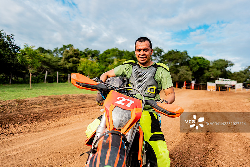 摩托越野骑手在赛道上骑着越野摩托车的肖像图片素材