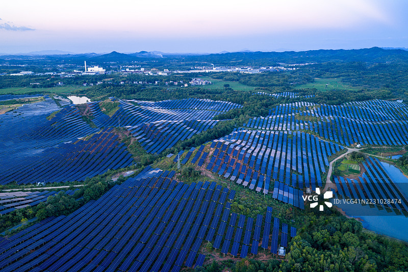日落时分山顶的太阳能发电厂景观图片素材