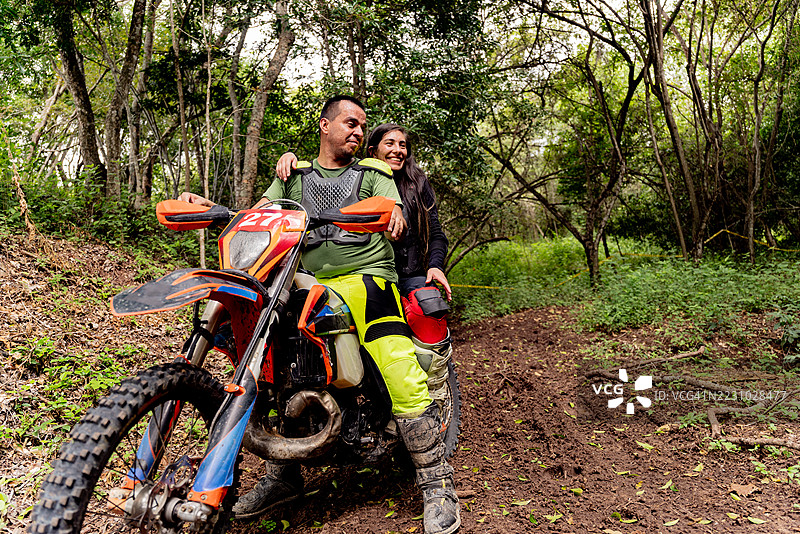 一对摩托越野骑手在森林中骑行越野摩托车图片素材