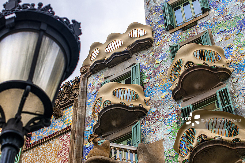 巴特罗之家。由建筑师安东尼·高迪设计的建筑。外观视图，灯笼、窗户和阳台。巴塞罗那，加泰罗尼亚，西班牙。图片素材
