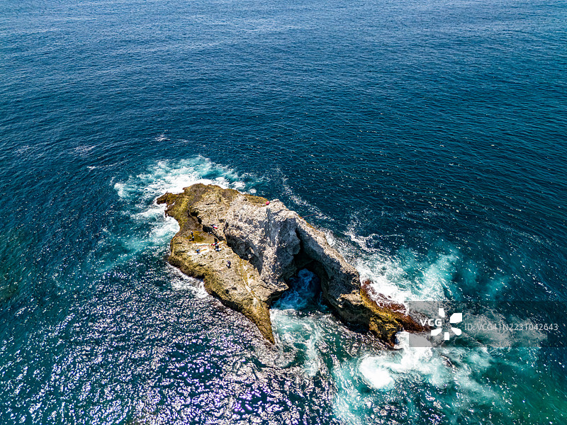 无居民岛屿的空中无人机摄影。静冈县，伊豆半岛，南伊豆，仲木港，平子海滩 - 2025年8月13日。图片素材