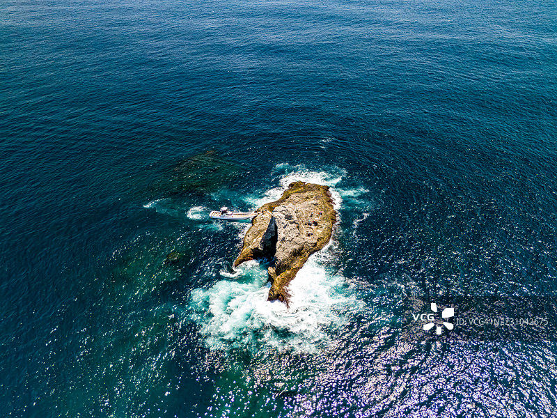 无居民岛屿的空中无人机摄影。静冈县,伊豆半岛,中木港,平子海滩,南伊豆,日本 - 2025年8月13日。图片素材