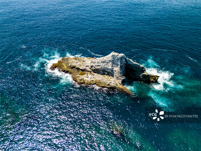 无居民岛屿的空中无人机摄影。平子海滩，中木港，南伊豆，伊豆半岛，静冈县，日本。- 2025年8月13日。图片素材