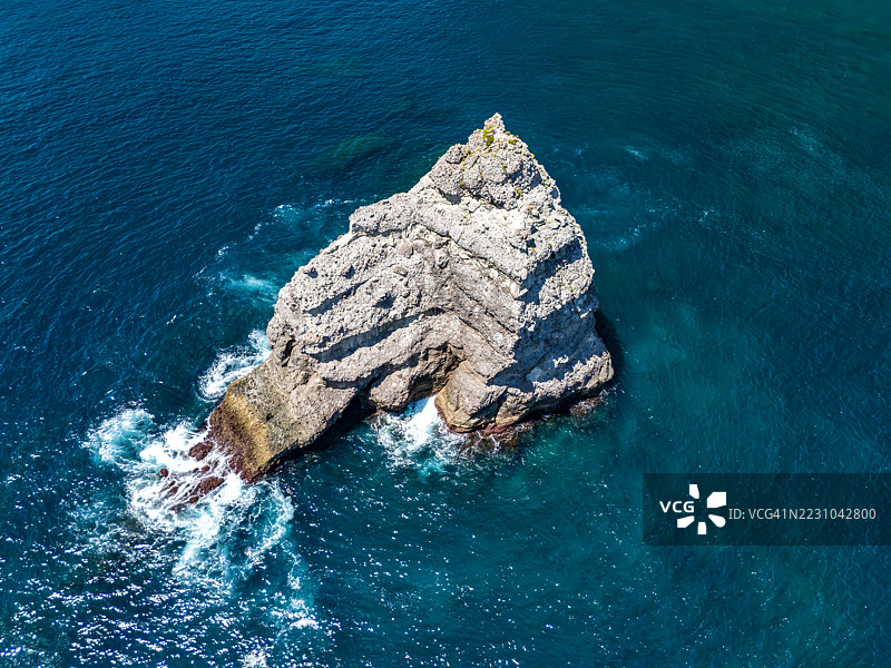 无居民岛屿的东岛。它是日本最佳岩钓地点之一。经过许可的航拍摄影。平磯海滩，中木港，南伊豆，伊豆半岛，静冈县，日本。- 2025年8月13日。图片素材