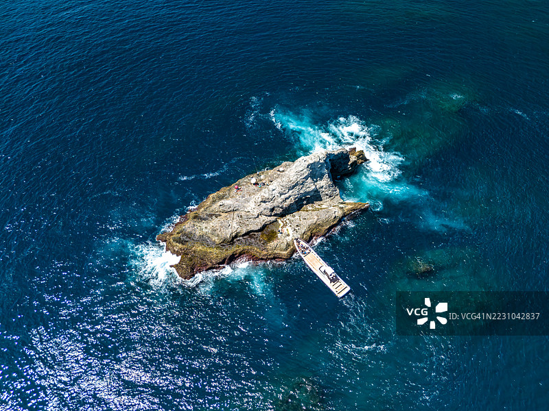 无居民岛屿的空中无人机摄影。静冈县南伊豆伊豆半岛的平子海滩和中木港。- 2025年8月13日。图片素材