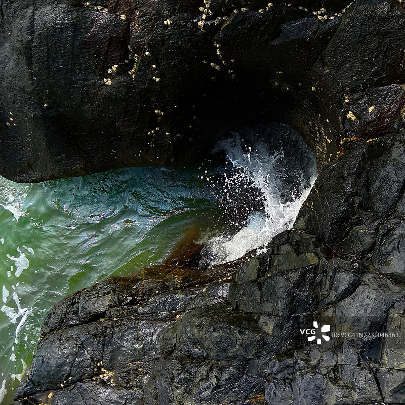 由于水的作用，海滩岩石和沙子的抽象形成。图片素材