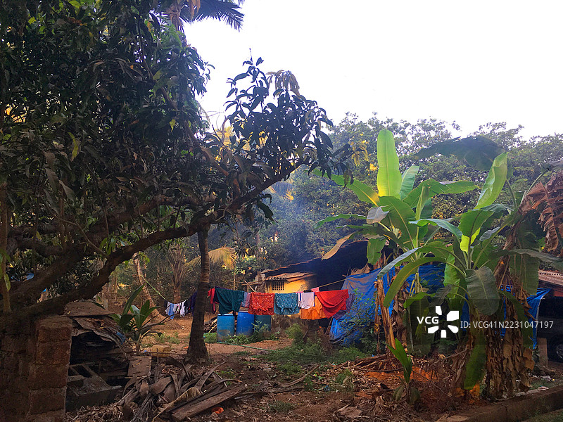 村庄里晾晒衣物。图片素材