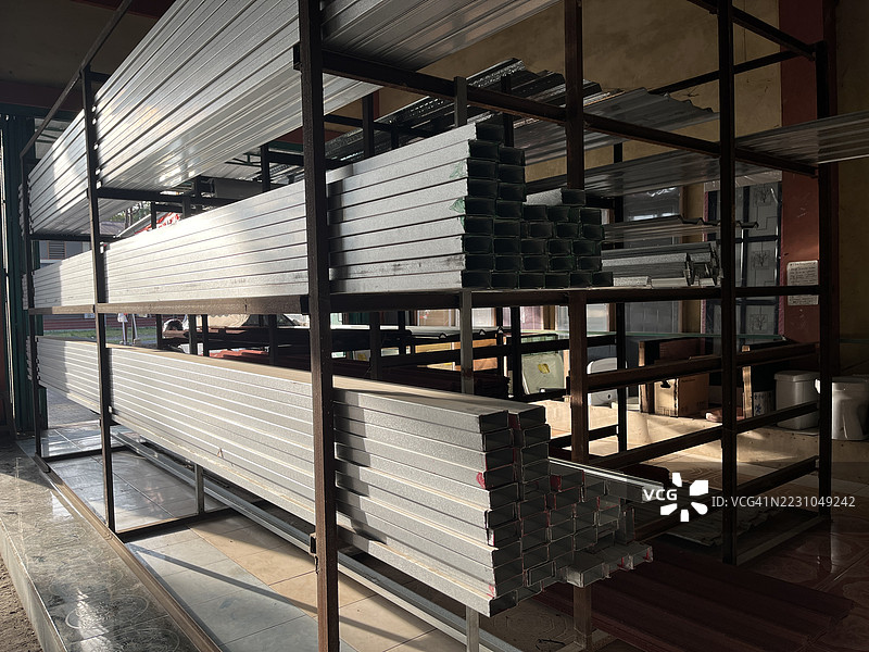 仓库货架上的镀锌钢型材堆放图片素材