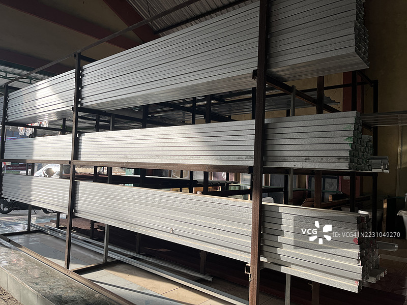 仓库货架上的镀锌钢型材堆放图片素材