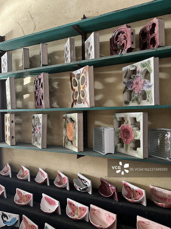 货架上陈列着色彩鲜艳的装饰性陶瓷通风砖图片素材