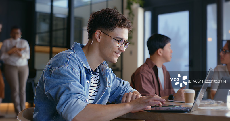 男性、笔记本电脑和同事在会议室进行社交媒体指标和内容创作的研究。网络搜索、社交平台或数字营销趋势的网站在共享办公空间中。图片素材