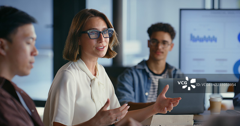 女性在办公室与员工开会，讲解会计、财务报告和统计数据。女性发言者与大家简报投资提案的财务结果、信息和团队合作。图片素材