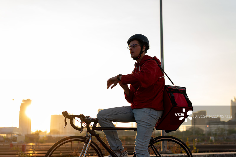 日落送货骑行图片素材