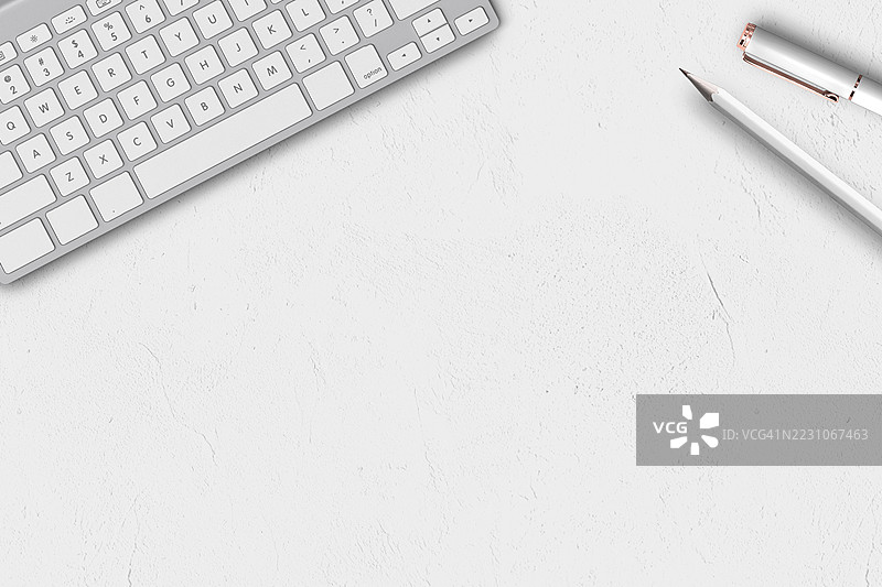 特写电脑键盘与空白便签纸模板图片素材