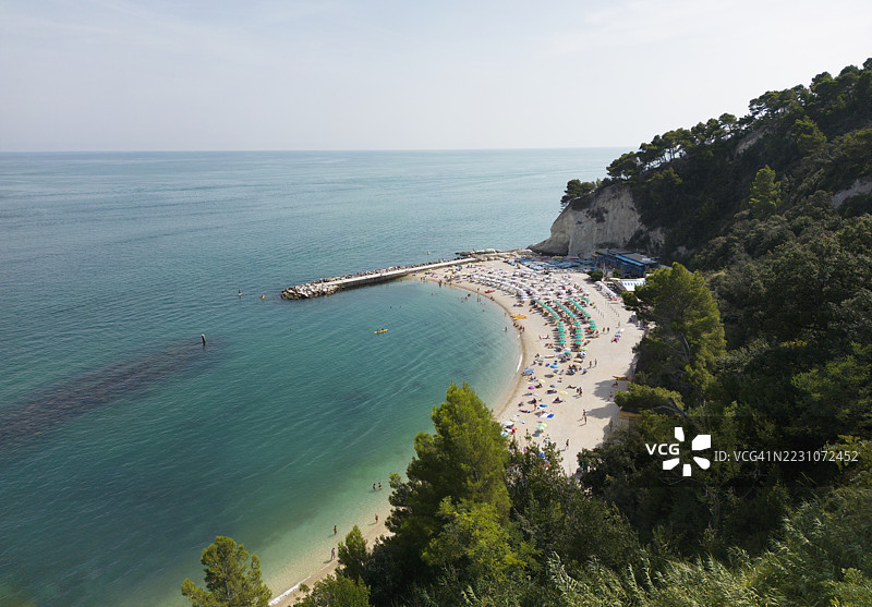 海湾中沙滩的高视角，伞影摇曳图片素材