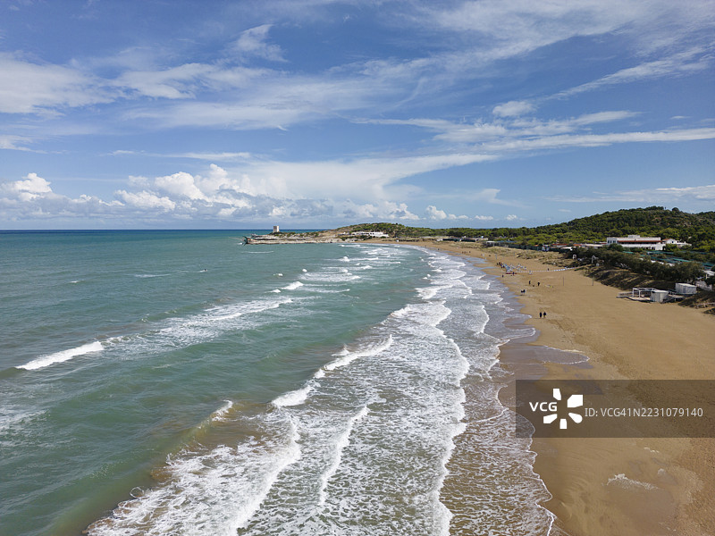 沙滩上波浪的鸟瞰图图片素材