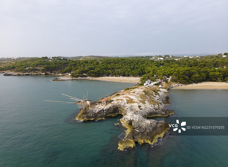 海边的特拉布科捕鱼机鸟瞰图图片素材