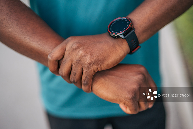 运动员在训练后查看智能手表图片素材