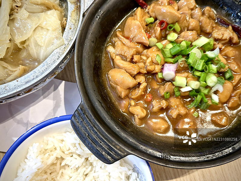 中式美食，健康烹饪 - 沙锅芝麻油炖鸡图片素材