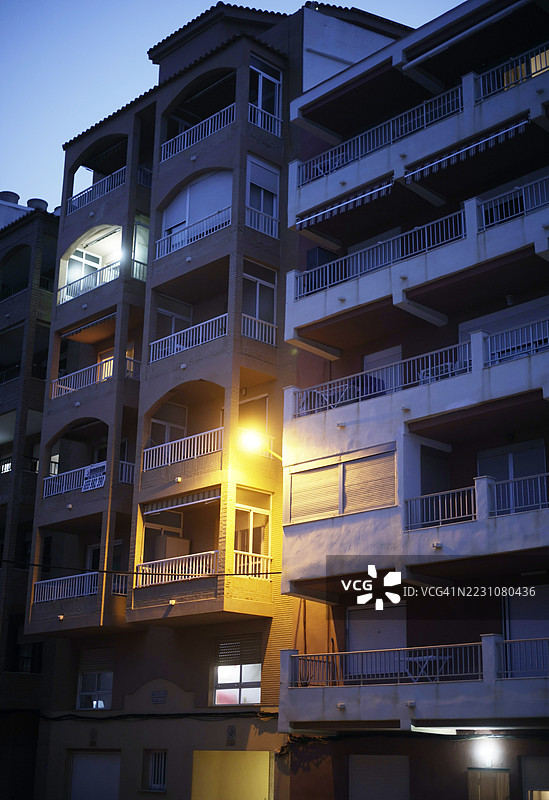 黄昏时分的住宅建筑图片素材