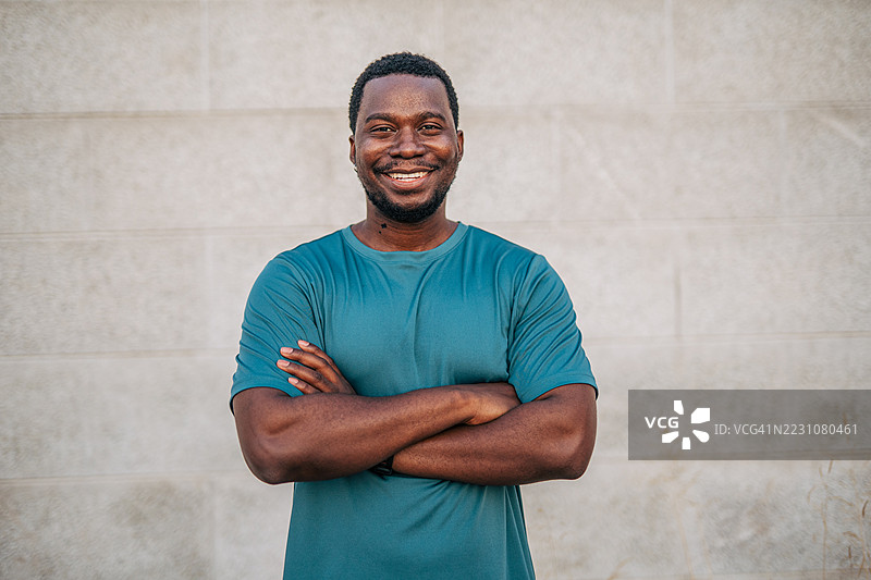 自信的运动员在训练后微笑着交叉双臂图片素材