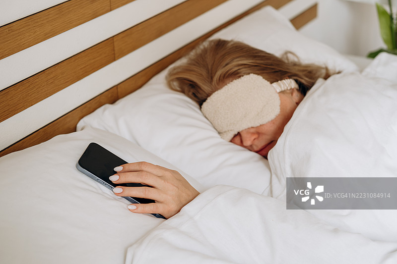 一个戴着眼罩的女人在睡觉图片素材