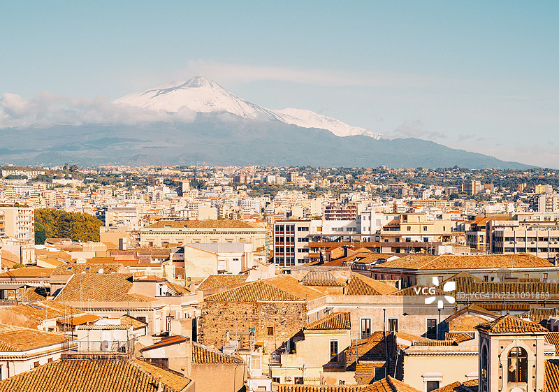 俯瞰卡塔尼亚屋顶，远眺埃特纳山图片素材