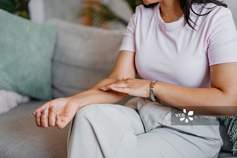 年轻印度女性在家中抓挠皮肤图片素材