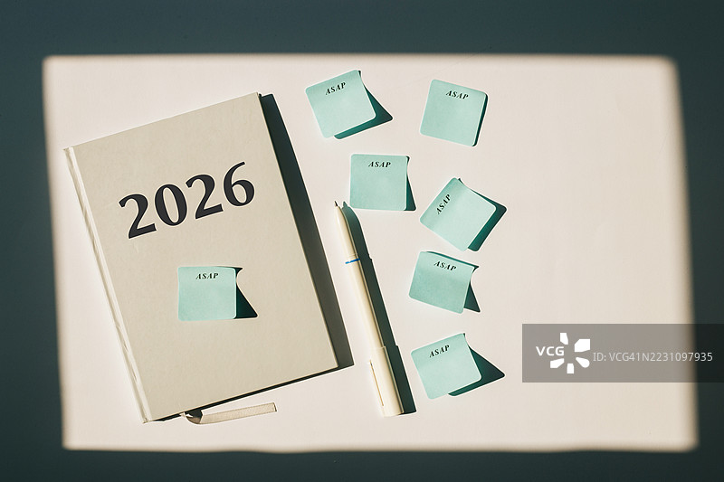 2026年计划本、便利贴和笔放在桌子上图片素材