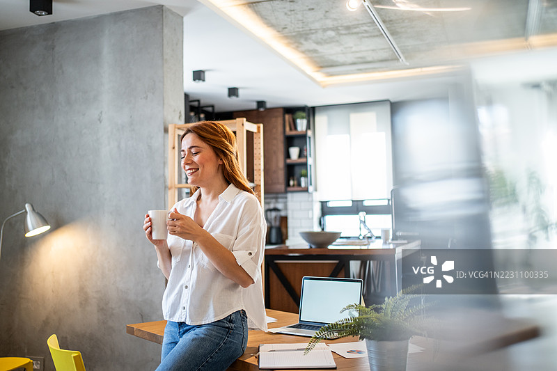 在家工作的自由职业女性喝咖啡图片素材