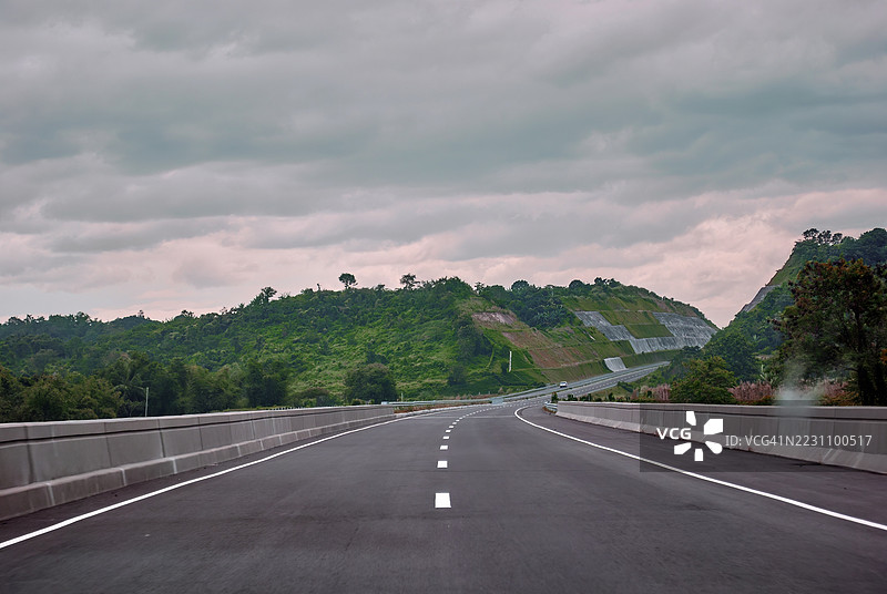 苏比克-克拉克-塔尔拉克高速公路（SCTEX）的一段直路图片素材