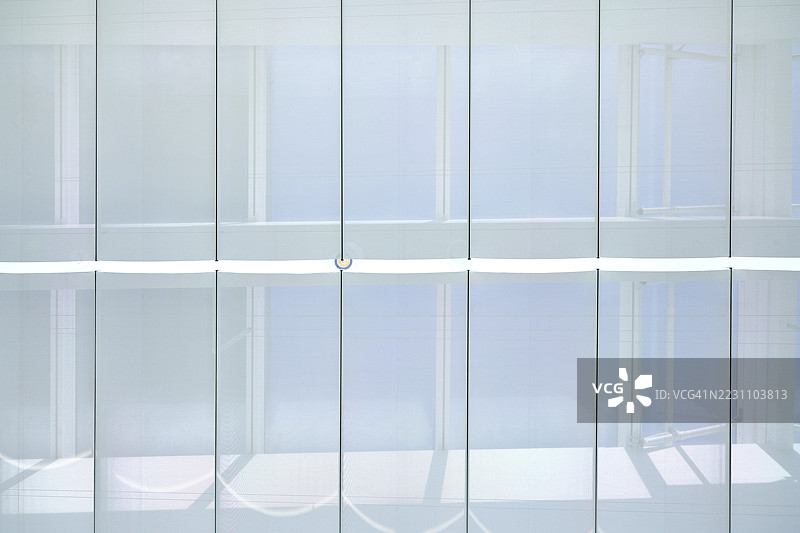 遥控白色折叠玻璃屋顶窗帘图片素材