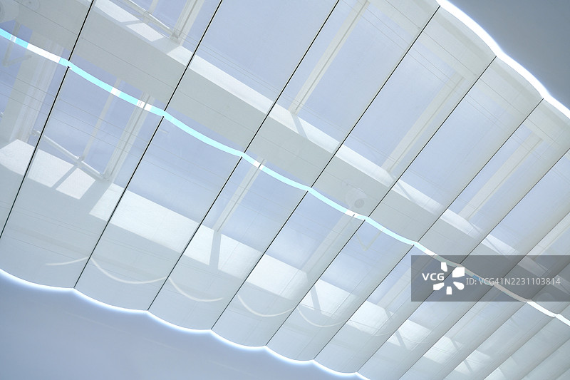 遥控白色折叠玻璃屋顶窗帘图片素材