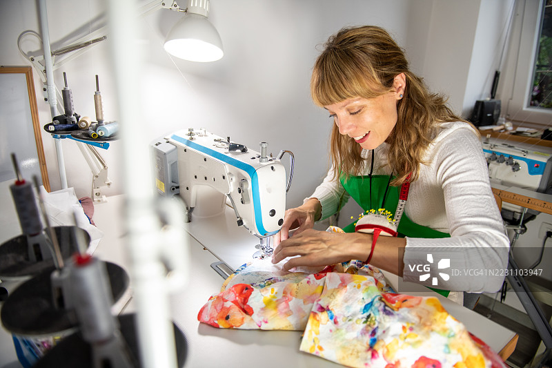 缝纫车间里的女裁缝图片素材