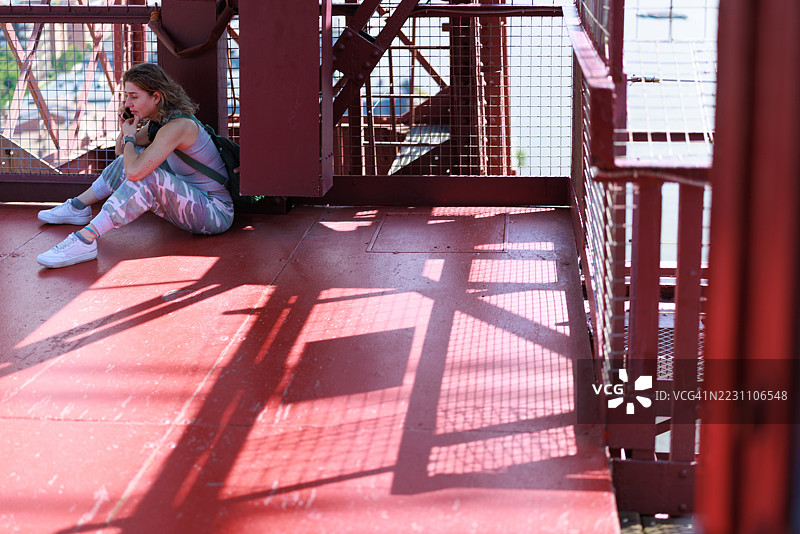 女性处于紧张状态，正在应对突发的听力丧失图片素材