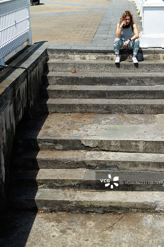 比斯开石阶上女性紧张的表情图片素材