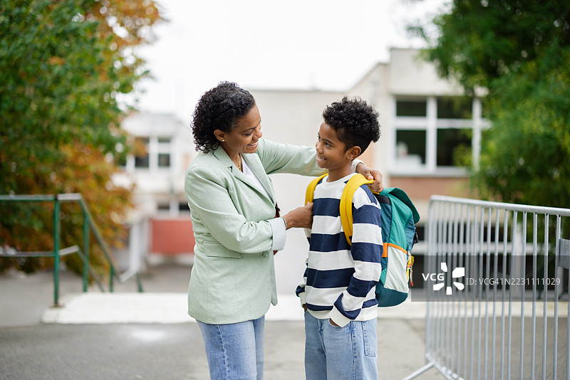 母亲早上陪儿子上学图片素材