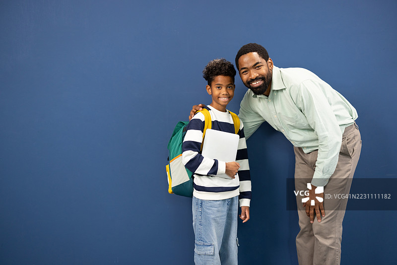 老师和学生在学校微笑在一起图片素材