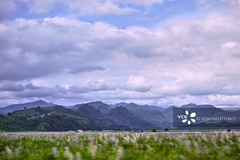 广阔的自然景观，前景是模糊的浅绿色和白色田野。图片素材