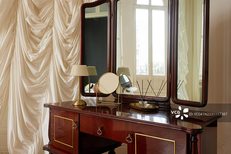 豪华房间内配有镜子和窗帘的优雅梳妆台图片素材