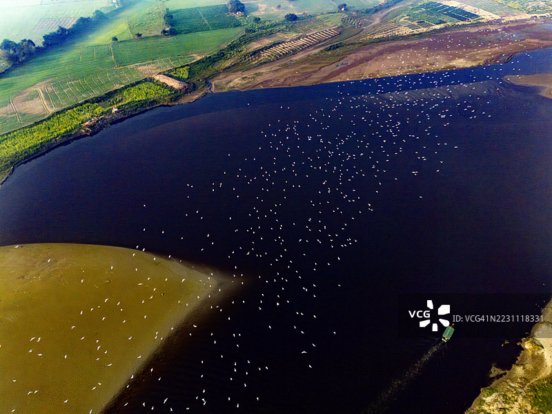 成千上万的候鸟飞越印地拉河上涟漪般的水面，这里是弗林达文。图片素材