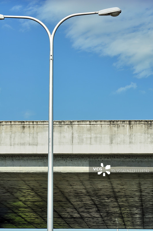 一盏双灯太阳能LED路灯在晴朗的蓝天下。图片素材