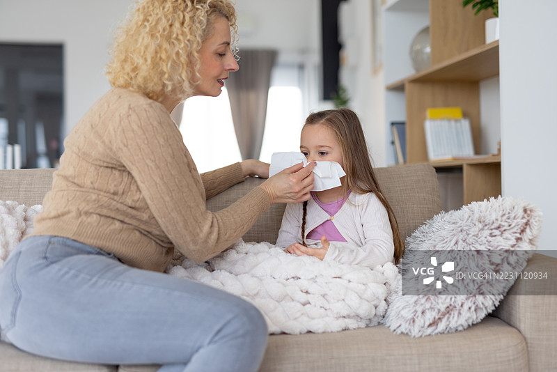 母女在沙发上温暖的拥抱图片素材