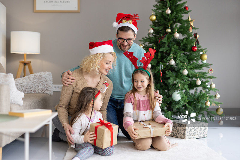 圣诞家庭聚会，礼物和欢乐的气氛图片素材