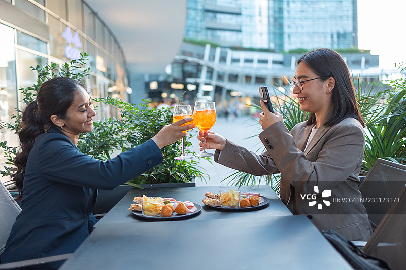 在米兰的欢乐时光中，女商人们举杯庆祝。图片素材